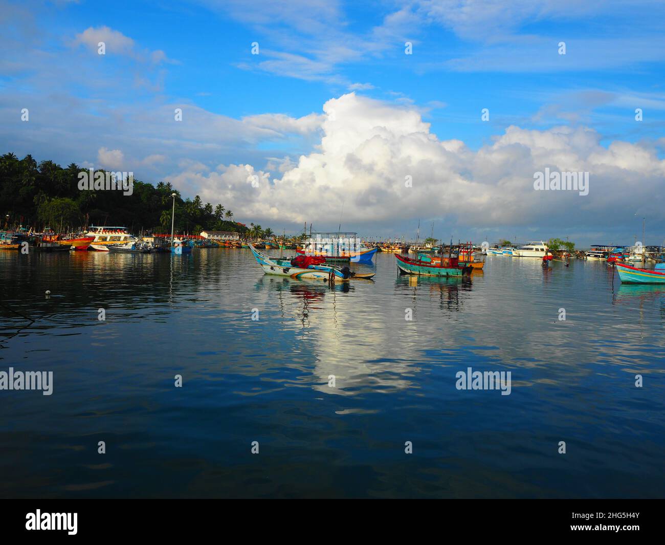 Bunte einheimische Fischerboote, Strand & Ozean Südostasien #Asien #aroundtheworld #SouthEastAsia #SriLanka #Hinterland #Authentic #fernweh #Slowtravel Stockfoto
