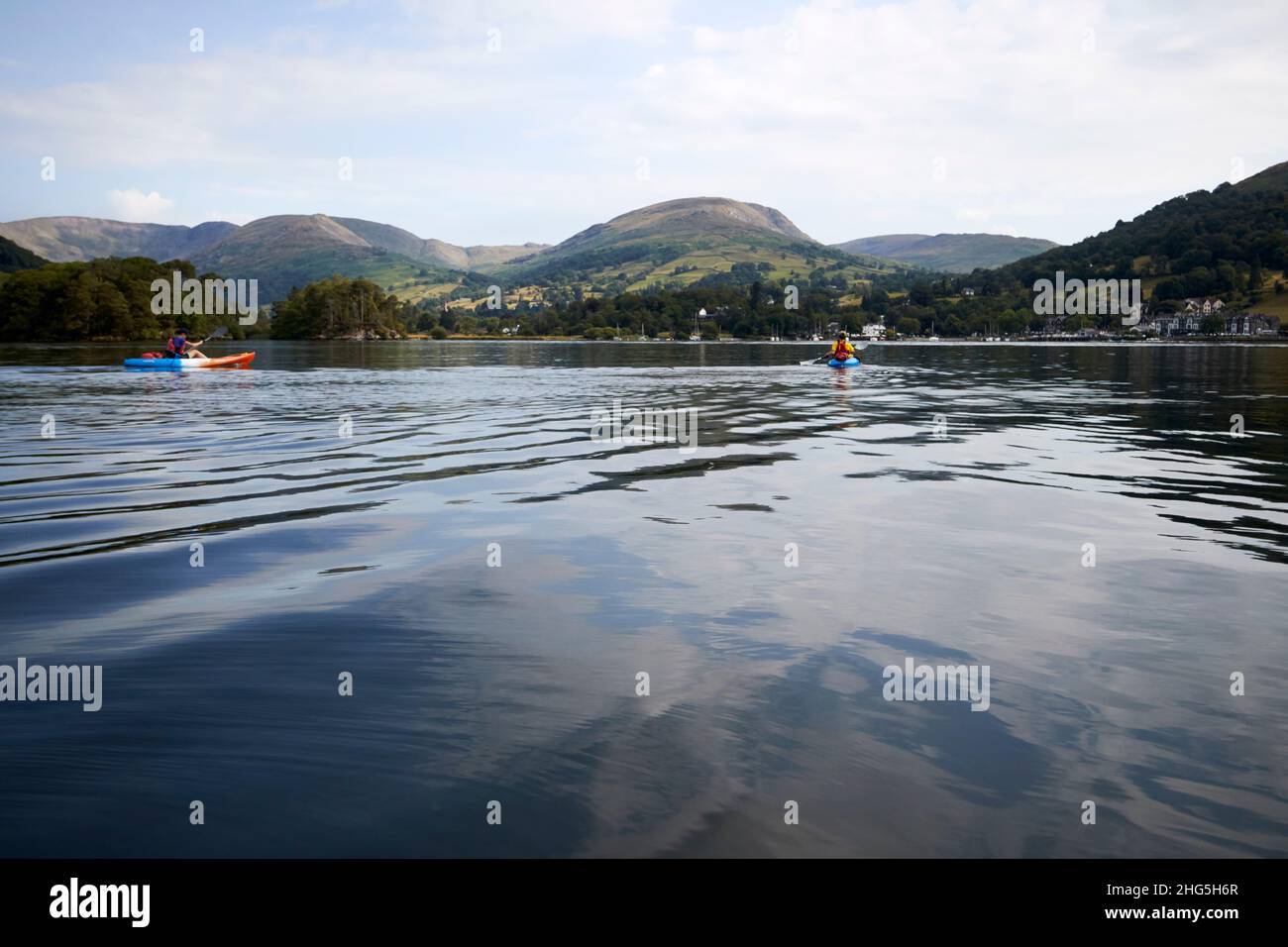 Kajakfahrer auf dem nördlichen See windermere auf einem Sommer morgens Seengebiet, cumbria, england, großbritannien Stockfoto