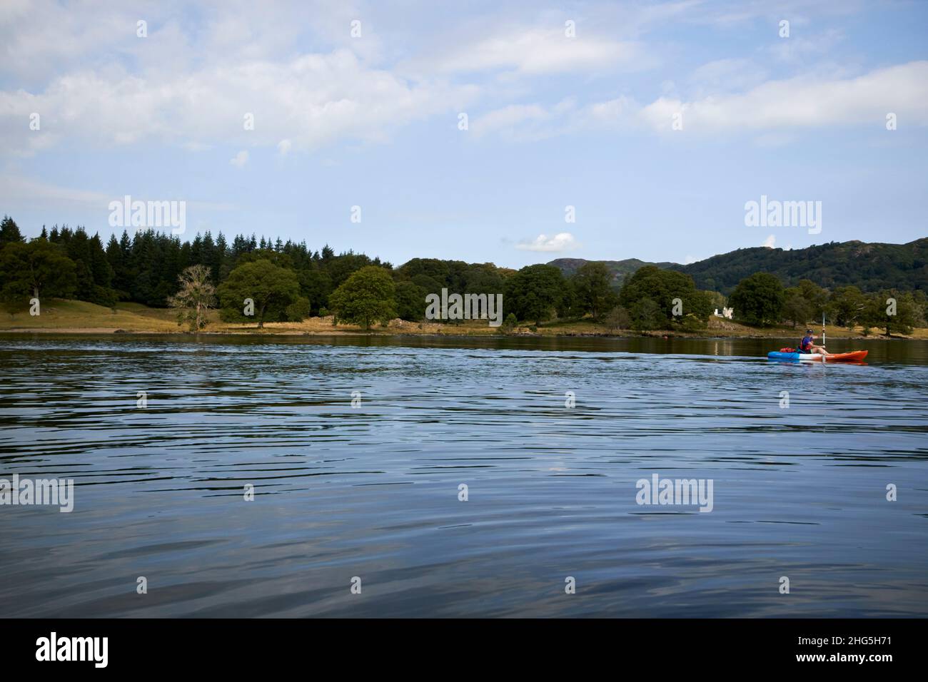 Kajakfahrer auf dem nördlichen See windermere auf einem Sommer morgens Seengebiet, cumbria, england, großbritannien Stockfoto