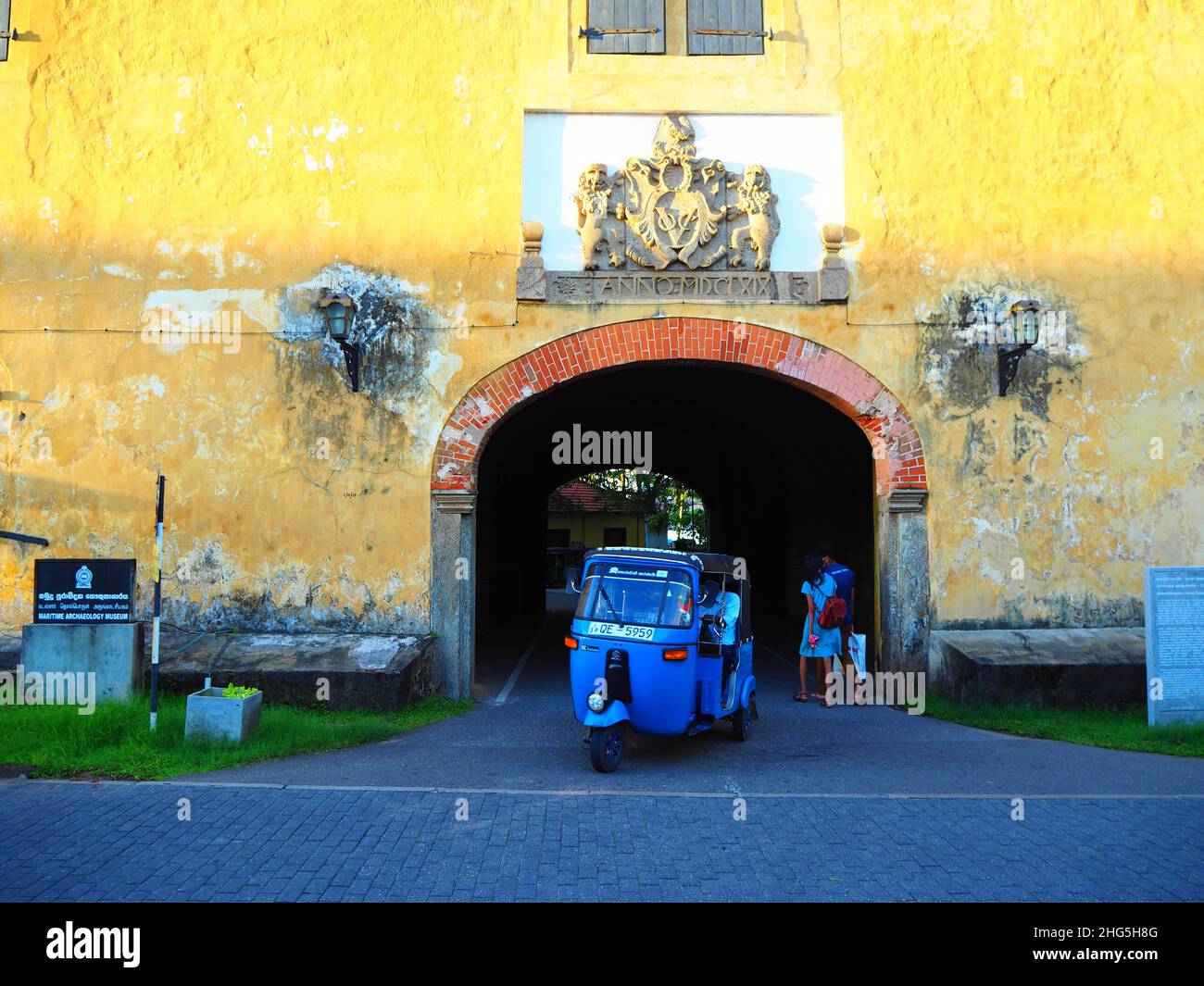 Tuk Tuk beim Betreten des Haupttors der Kolonialstadt Galle, Sri Lanka, wieder Reisen Südostasien #Hinterland #authentisch #fernweh #slowtravel Stockfoto
