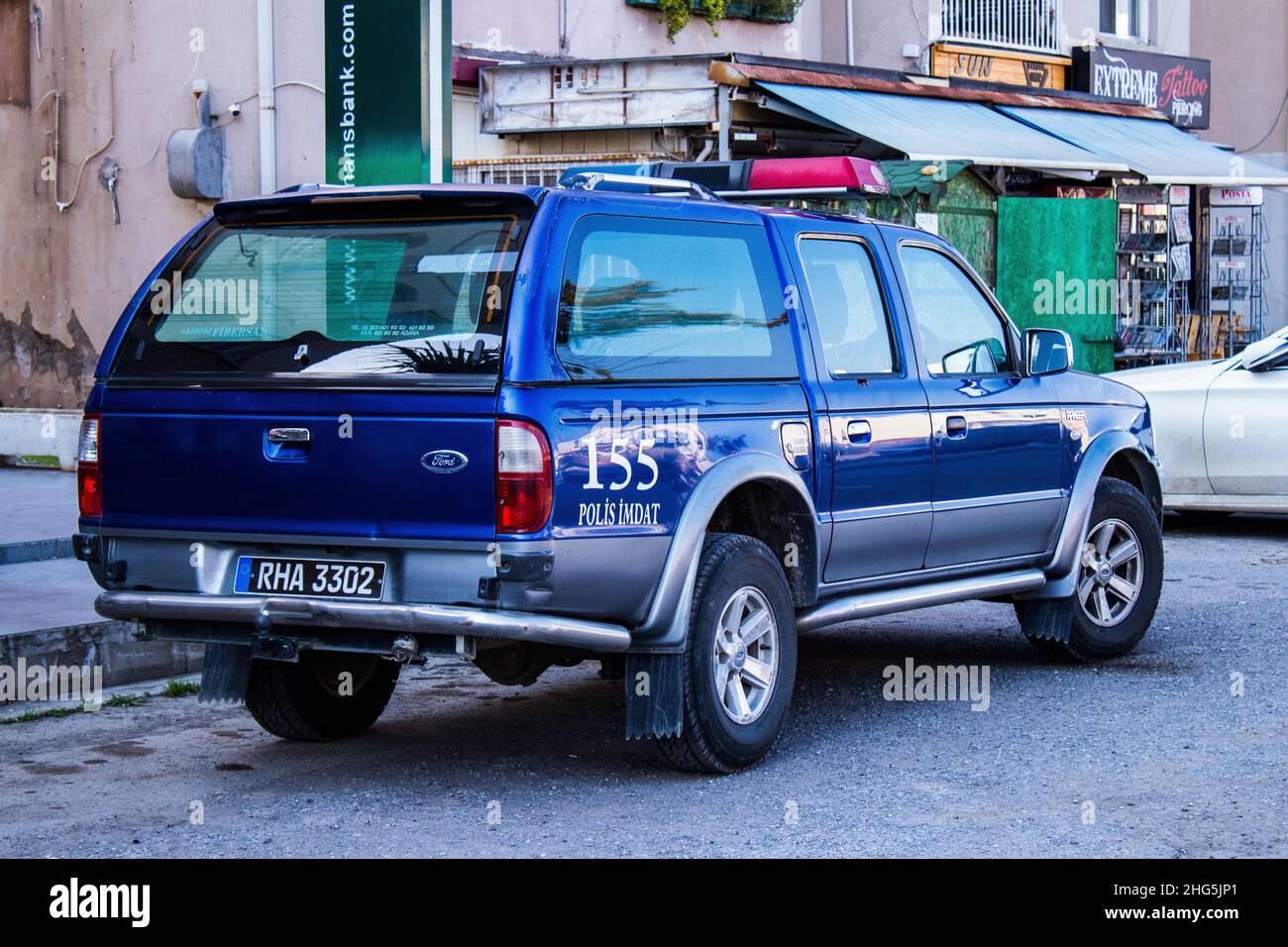 Famagusta, Nordzypern - 08. Januar 2022 Polizeiauto auf Patrouille im Stadtzentrum von Famagusta während der Coronavirus-Epidemie, die Zypern getroffen hat Stockfoto