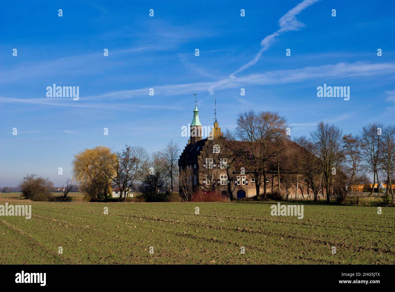 Monumentales Gebäude in der Nähe des niederländischen Dorfes Meeuwen Stockfoto