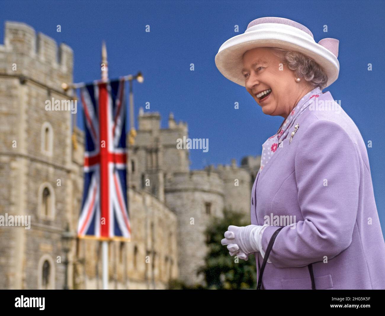 QUEEN ELIZABETH II Windsor Castle Außenansicht glücklich lächelnd HRH Queen Elizabeth II auf dem Gelände des Windsor Castle Treffen lud Mitglieder der öffentlichen Union Jack Flagge hinter Großbritannien auch A6Y491 Stockfoto