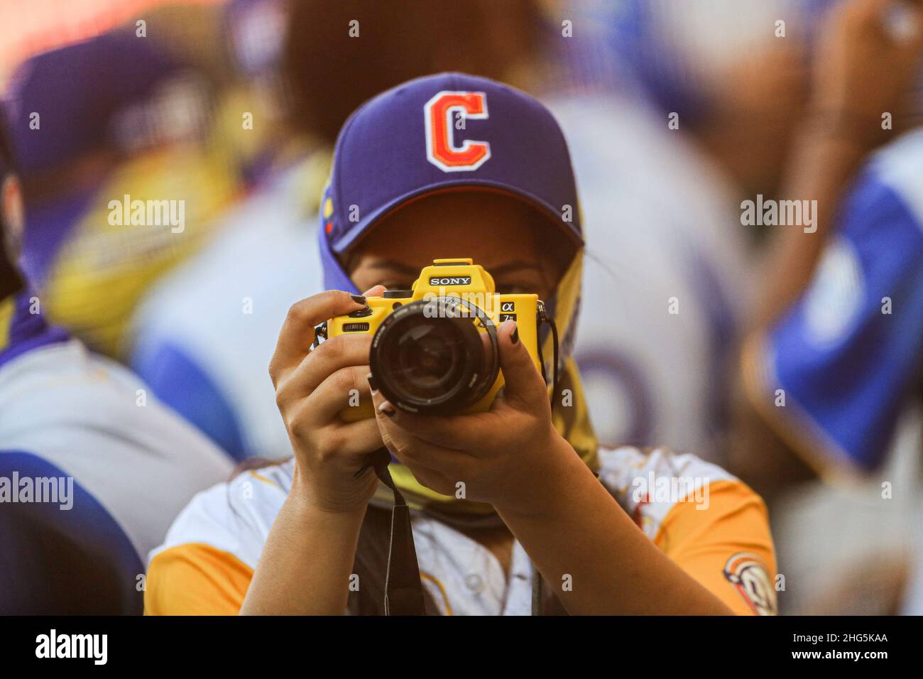 MAZATLAN, MEXIKO – FEBRUAR 03: Weibliche Sportfotografin von der ,Mujer fotografa de deportes de los of Los Caimanes de Barranquilla , Sony Kamera, gelbe Kamera, während des Spiels zwischen Kolumbien und Puerto Rico im Rahmen der Serie del Caribe 2021 im Teodoro Mariscal Stadium am 3. Februar 2021 in Mazatlan, Mexiko. (Foto von Luis Gutierrez/Norte Photo) Stockfoto