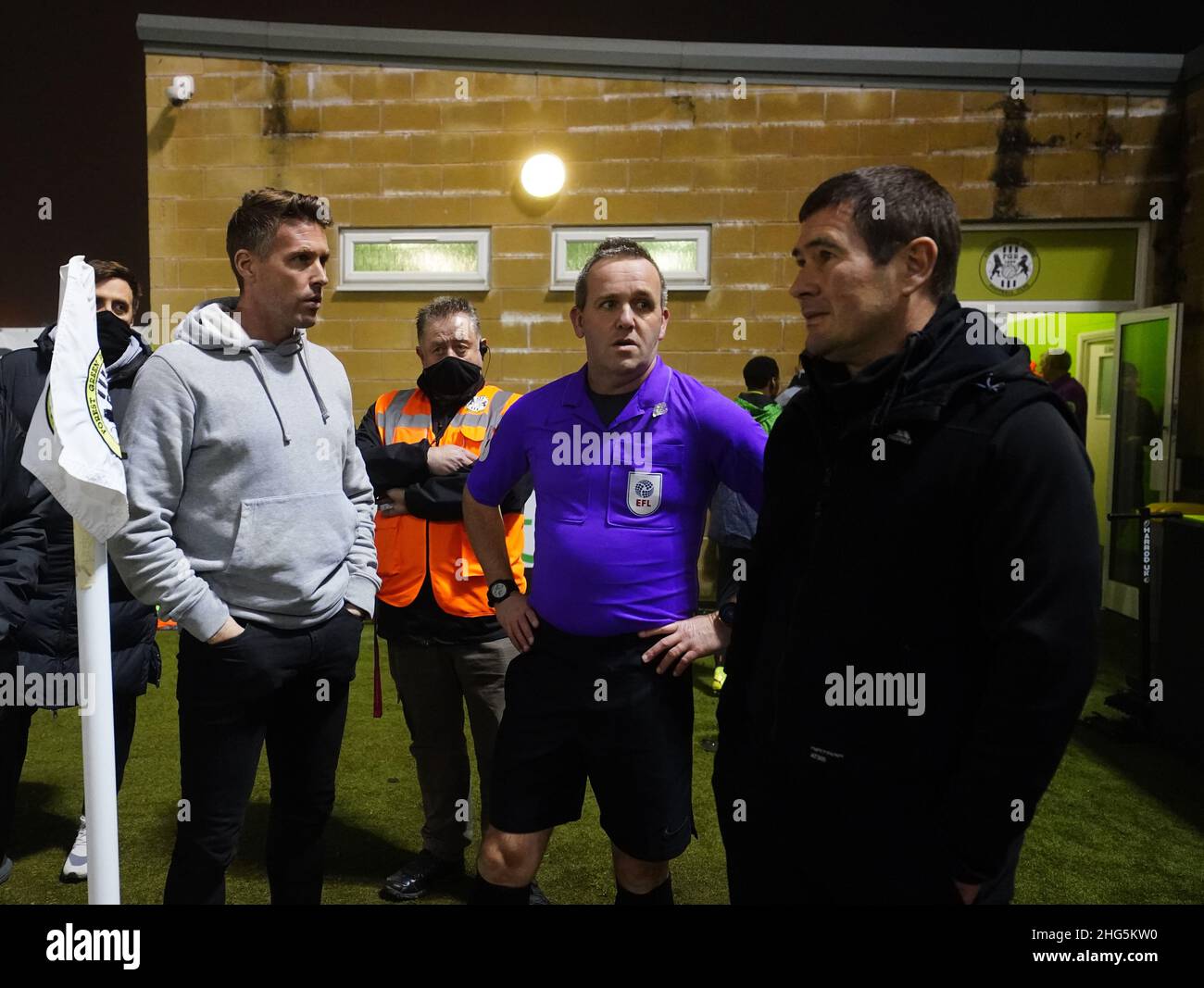 Forest Green Rovers Manager Rob Edwards (links) Schiedsrichter Carl Brook (Mitte) und Mansfield Manager Nigel Clough (rechts) besprechen die Wetterlage vor dem 2-Match der Sky Bet League beim voll geladenen New Lawn, Nailsworth. Bilddatum: Dienstag, 18. Januar 2022. Stockfoto