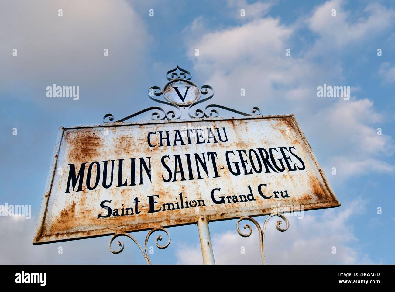 Verwittertes Schild am Chateau Moulin Saint-Georges Saint Emilion Gironde France Stockfoto