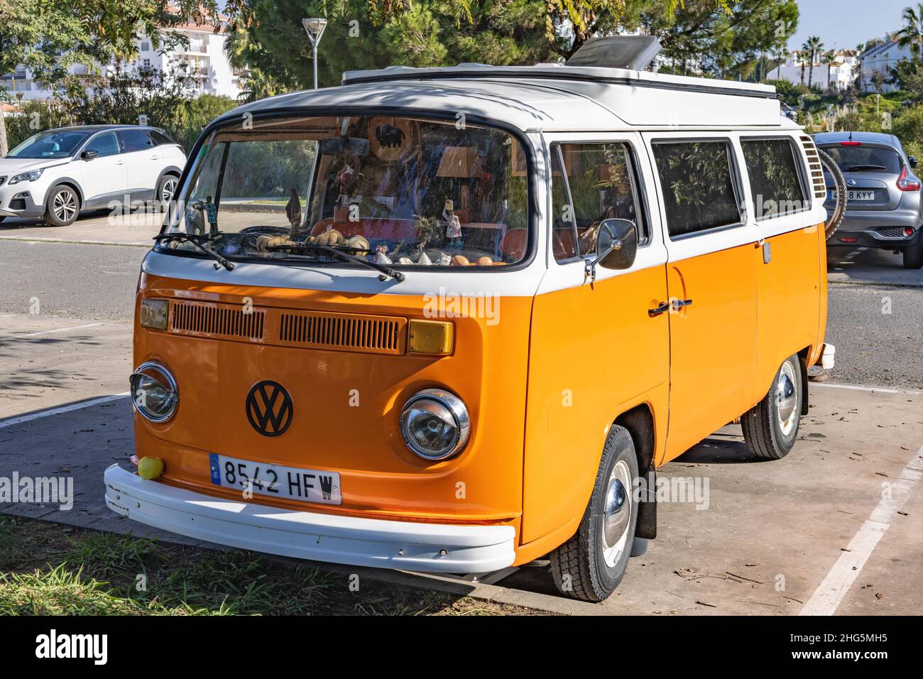 El Portil, Huelva, Spanien - 16. Januar 2022: Der klassische Volkswagen Transporter T1 wurde zum Wohnmobil Stockfoto