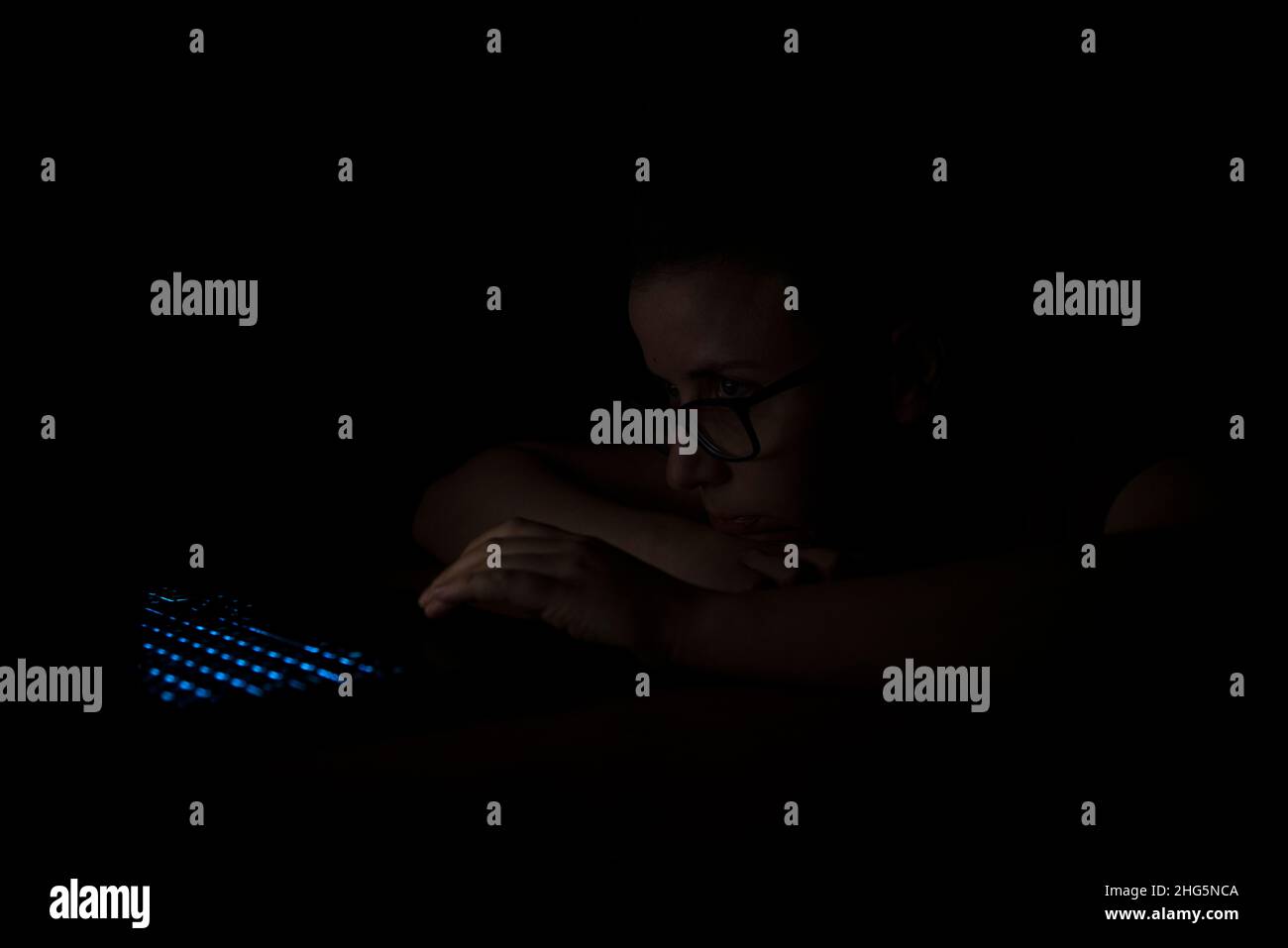 Scrollen auf einem Computer im Dunkeln Stockfoto