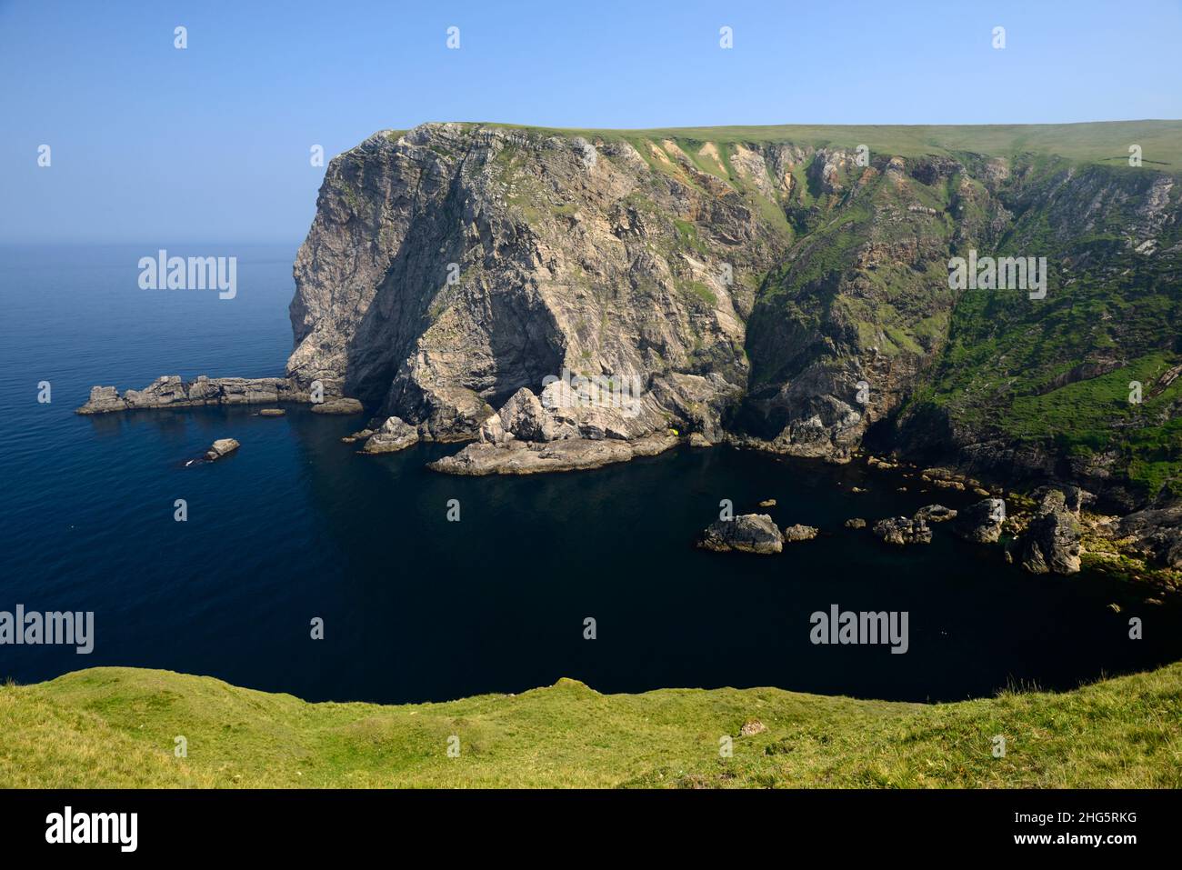 An Bhinn Bhuí, Benwee Head, Mayo, Landschaft und Meereslandschaft, Wild Atlantic Way, blauer Himmel, schönes Wetter, Sommer in irland, RM Ireland Stockfoto