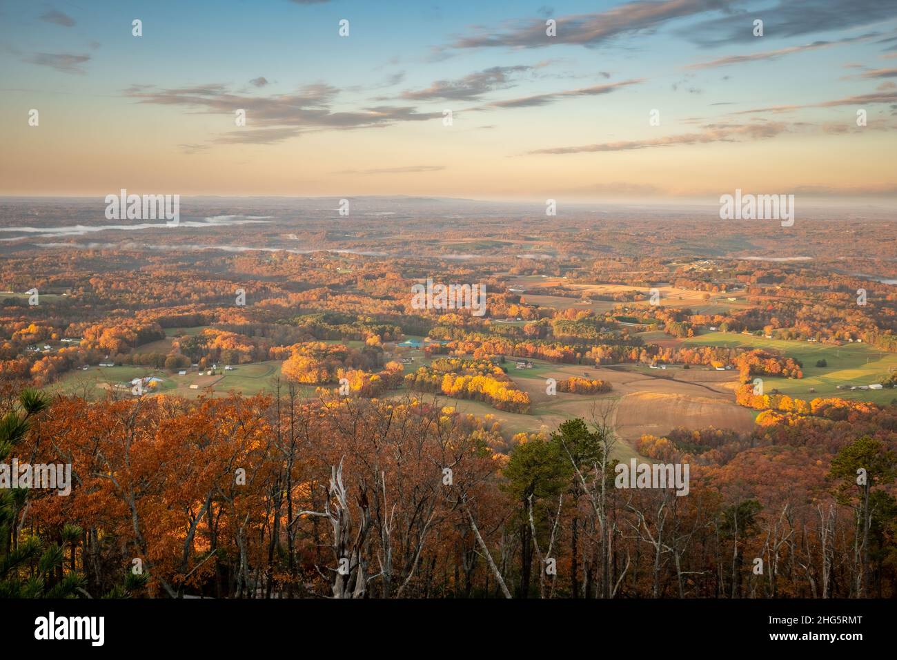 Herbstansicht des Piemont von Little Pinnacle im Pilot Mountain State Park in Pinnacle, NC. Stockfoto