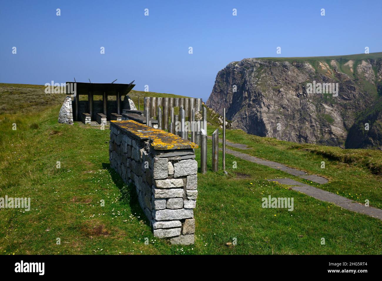 An Bhinn Bhuí,Benwee Head,Mayo,Landschaft und Meereslandschaft,Wild Atlantic Way,Blauer Himmel,Schönes Wetter,Sommer in irland,interpretative Installation,interpretti Stockfoto
