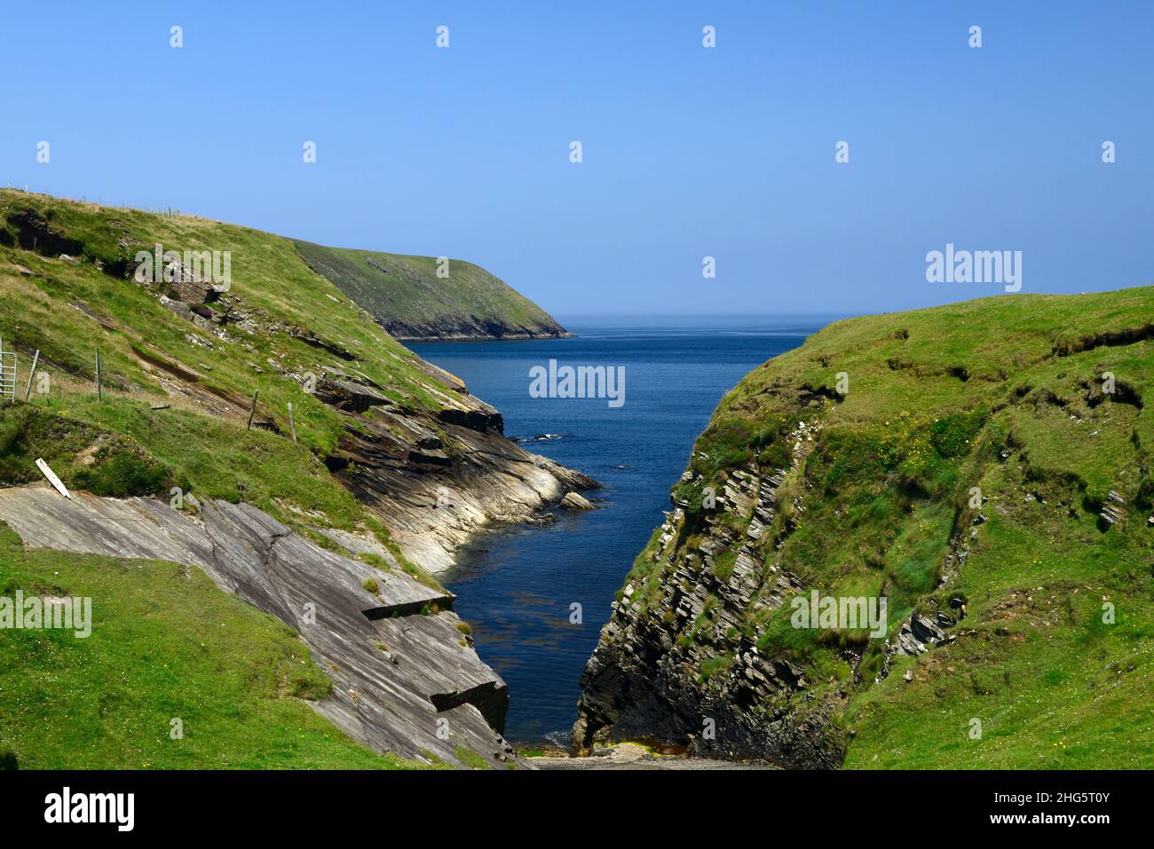 An Bhinn Bhuí, Benwee Head, Mayo, Landschaft und Meereslandschaft, Wild Atlantic Way, blauer Himmel, schönes Wetter, Sommer in irland, RM Ireland Stockfoto