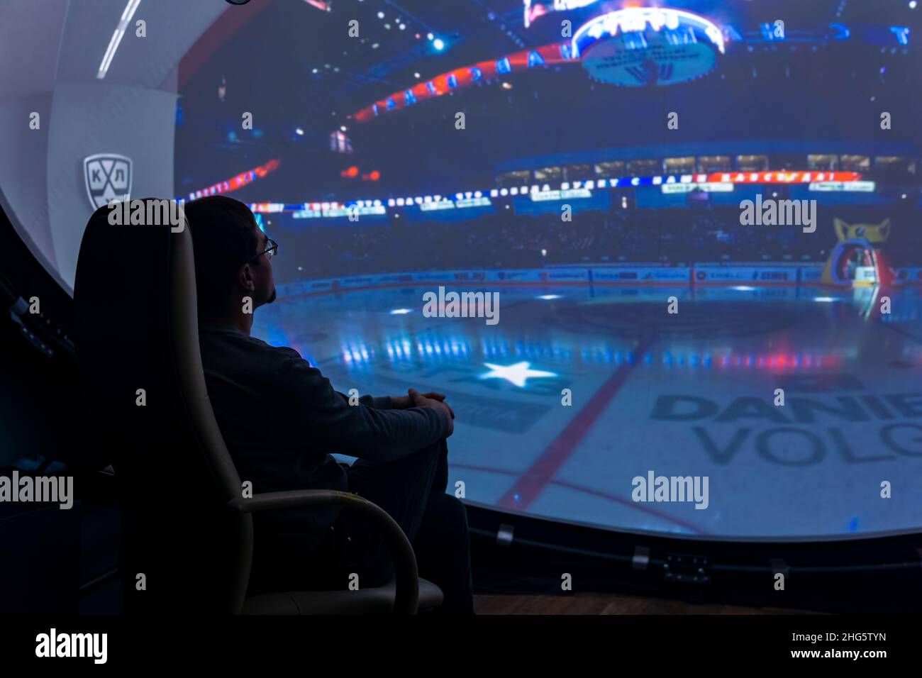 Perm, Russland - 13. Januar 2022: Mann beim Betrachten des Sportprogramms eines vollgedrehten Films Stockfoto