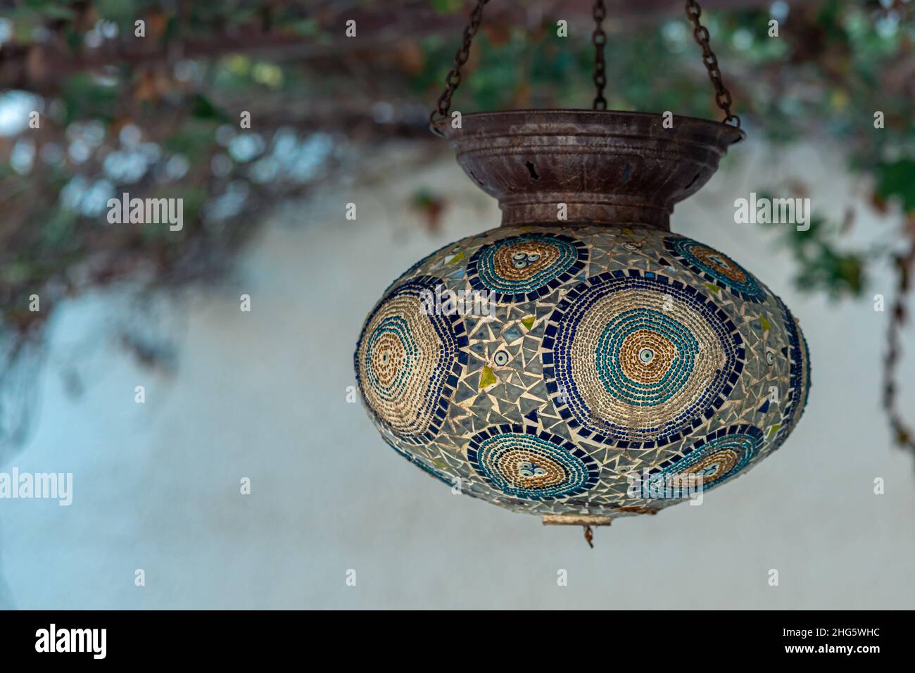 Traditionelle handgemachte Lampe im marokkanischen Stil Nahaufnahme Stockfoto
