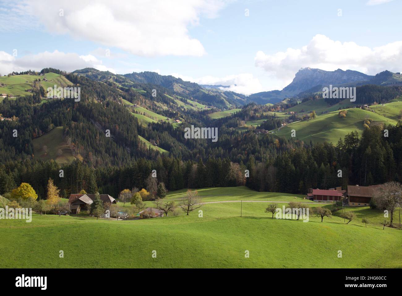 Panoramablick über das Tal, die Hügel und die Berge der Schweiz. Stockfoto