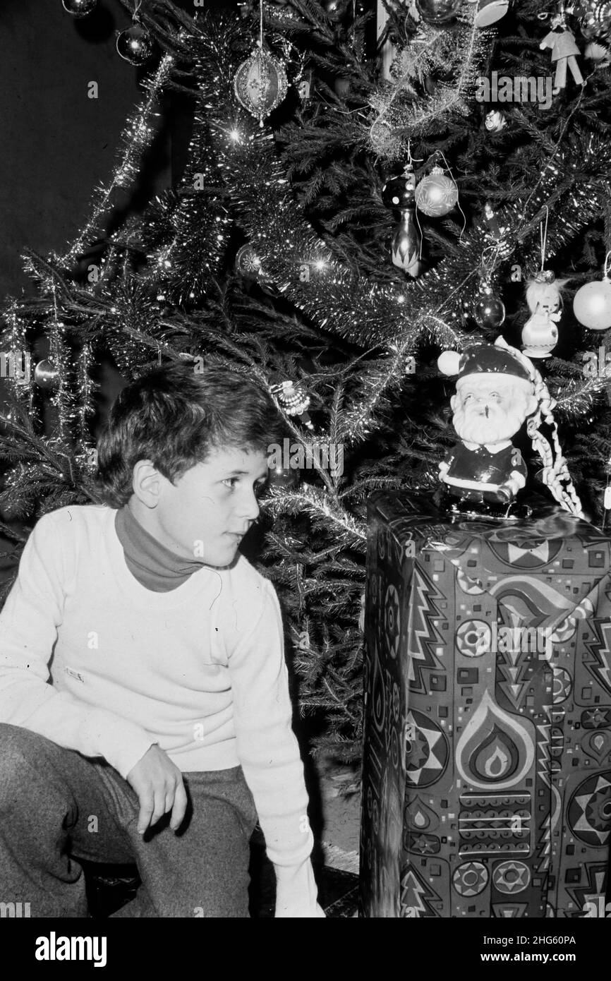 Archiv 70ies: Der junge Christophe Merieux feiert Weihnachten nach seiner  Befreiung, Lyon, Frankreich, Dezember 1975 Stockfotografie - Alamy