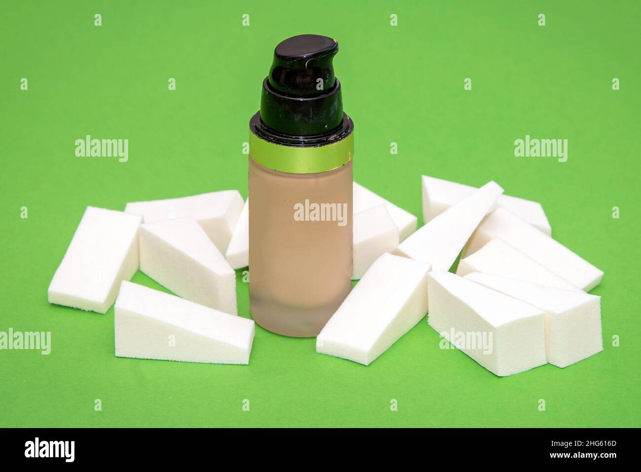 Foundation Creme in Glasflasche mit Pumpe und Make-up Schwämme herum Stockfoto