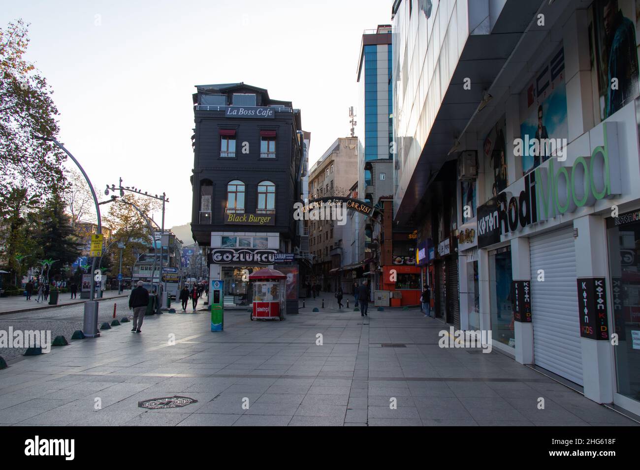 Zentrale Straße von Rize - Türkei: 9 November 2021. Historischer Basar von Rize Stockfoto