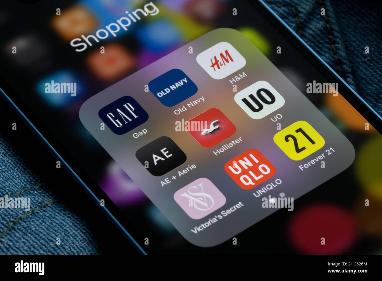 Verschiedene Shopping-Apps von Bekleidungsmarken sind auf einem iPhone zu sehen - Gap, Old Navy, HM, AE + Eyrie, Hollister, Urban Outfitters, Victorias Geheimnis... Stockfoto