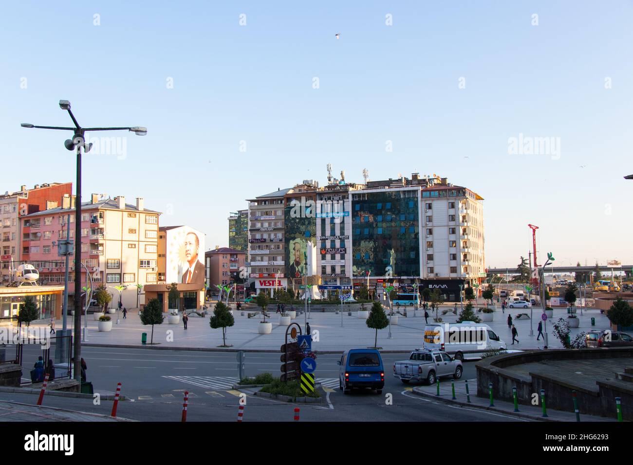Platz der Stadt Rize in der Morgenzeit. Schwarzmeer-Region der Türkei: 9. November 2022 Stockfoto