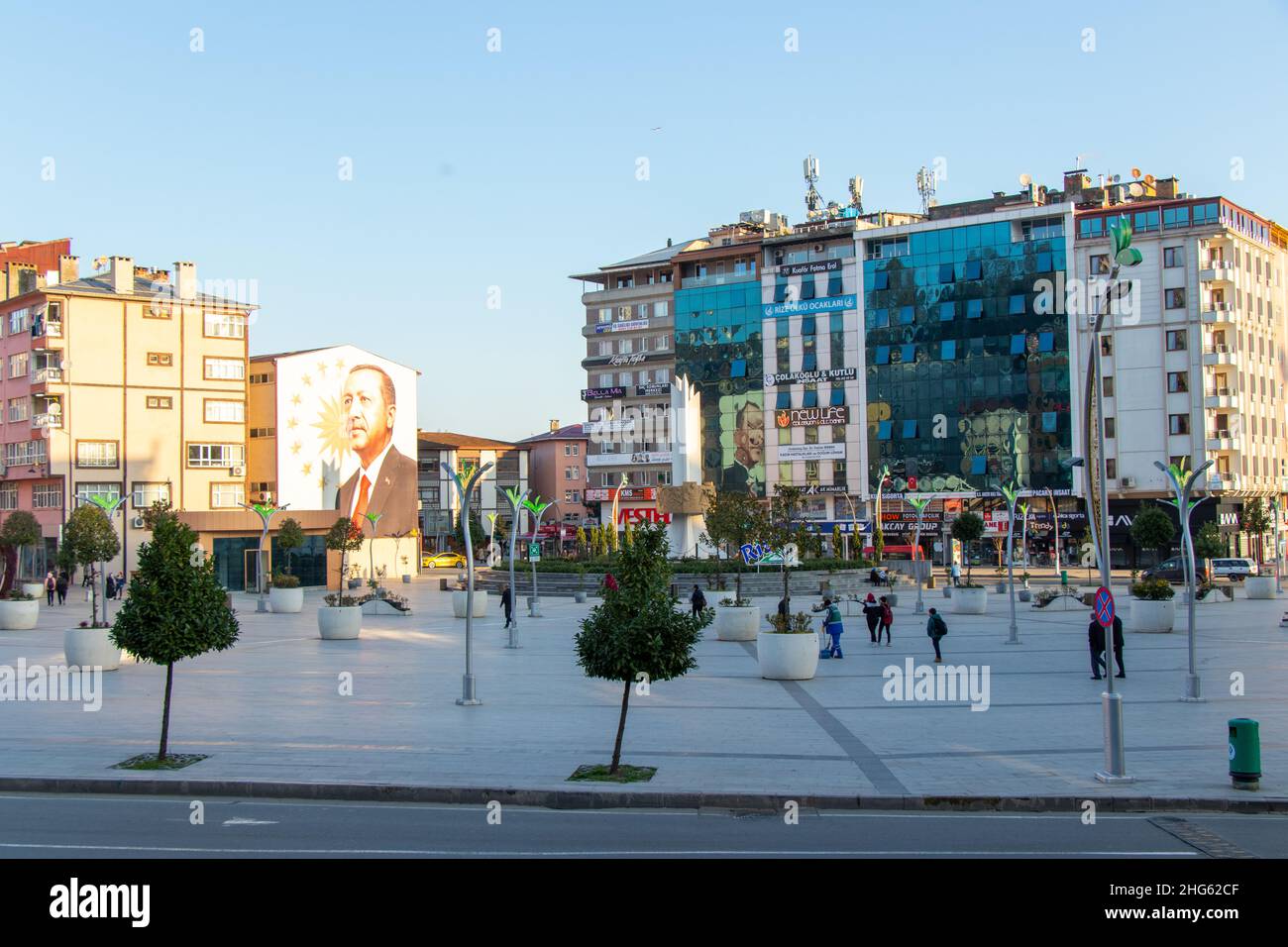Platz der Stadt Rize in der Morgenzeit. Schwarzmeer-Region der Türkei: 9. November 2022 Stockfoto