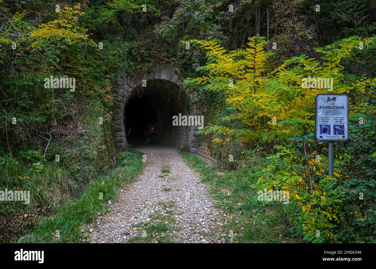 Ein Tunnel auf der internationalen Fernradroute Paranzena in Istrien, Kroatien Stockfoto