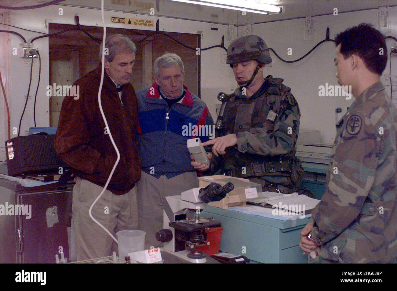 Senator Dan Coats (R-IN) in brauner Jacke und der Vertreter Frank Wolf (R-VA) besuchen das Mobile Army Surgical Hospital (MASH) 212th, Camp Bedrock, Bosnien-Herzegowina, während der Operation Joint Endeavour. Stockfoto