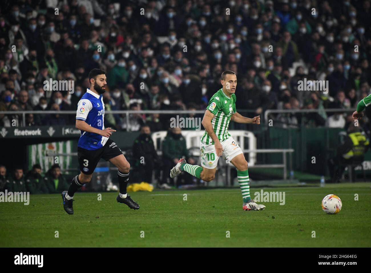 SEVILLA, SPANIEN - 18. JANUAR: Sergio Canales #10 von Real Betis treibt den Ball während des La Liga-Spiels zwischen Real Betis und Alavés am 18. Januar 2022 im Benito Villamarín-Stadion in Sevilla, Spanien, an. (Foto von Sara Aribó/PxImages) Stockfoto