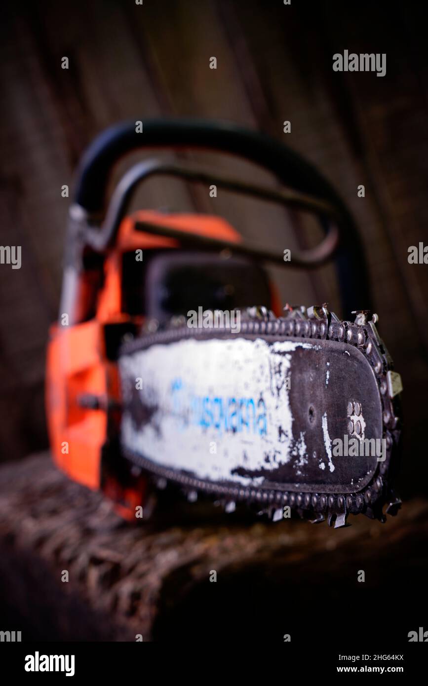 Vintage Husqvarna Kettensäge mit geringer Schärfentiefe. Stockfoto