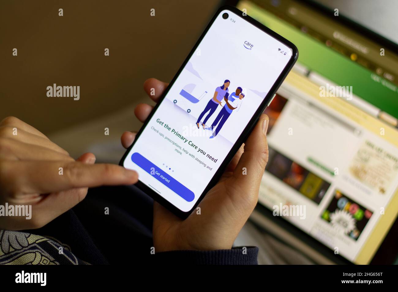 Eine Frau nutzt die Amazon Care App am 12. Januar 2022 zu Hause auf ihrem Smartphone. Amazon Care ist ein virtuelles und personelles Gesundheitsangebot für Mitarbeiter. Stockfoto