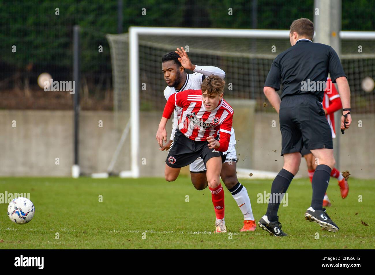 Swansea, Wales. 18. Januar 2022. Oliver Arblaster von Sheffield United unter 18s Jahren hat sich während des Spiels der Professional Development League zwischen Swansea City unter 18s und Sheffield United unter 23s Jahren am 18. Januar 2022 in der Swansea City Academy in Swansea, Wales, Großbritannien, um den Besitz des Geoffroy-Ponys von Swansea City unter 18s Jahren gekümmert. Quelle: Duncan Thomas/Majestic Media. Stockfoto