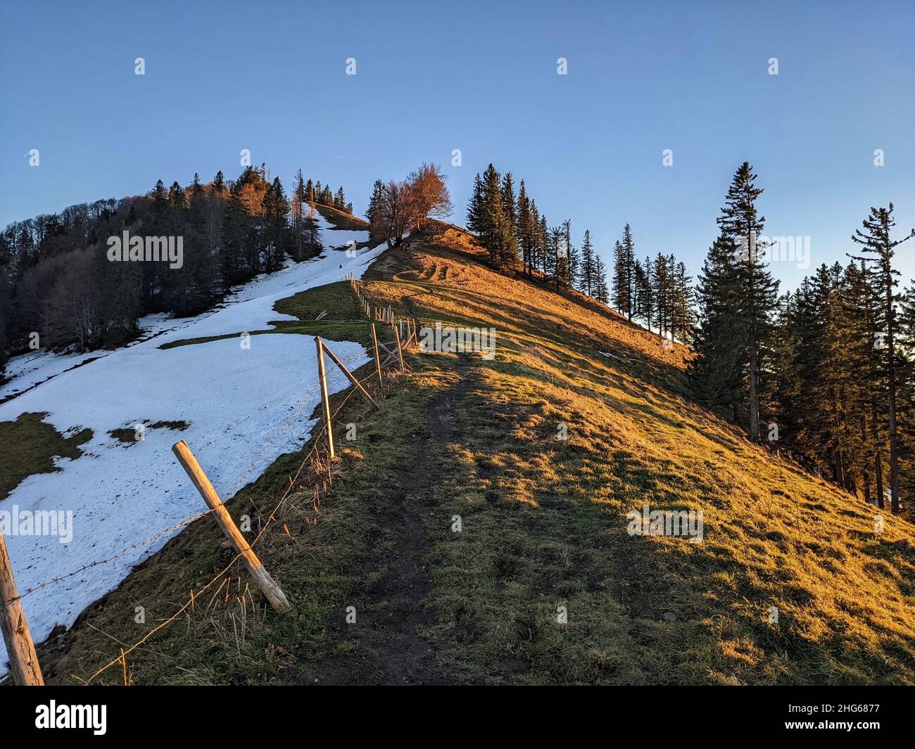 Wanderweg zum Schnebelhorn im zürcher oberland schweiz. Auf der Nordseite schneit es immer noch Stockfoto