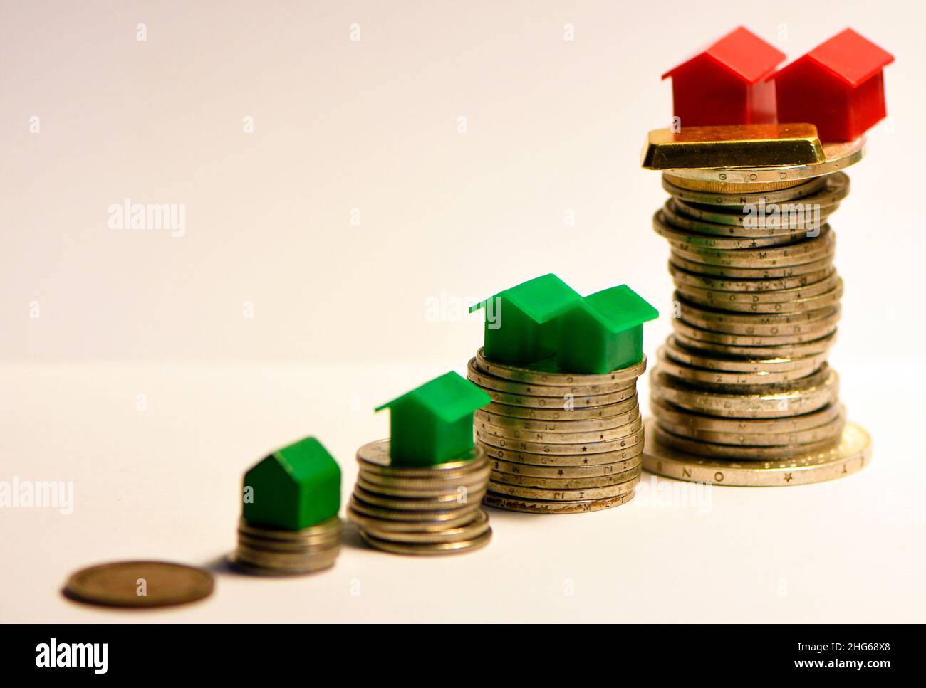 Finanzielle Ungleichheit ausgedrückt in Unterschieden in der Münzhöhe und im Eigenheimbesitz Stockfoto