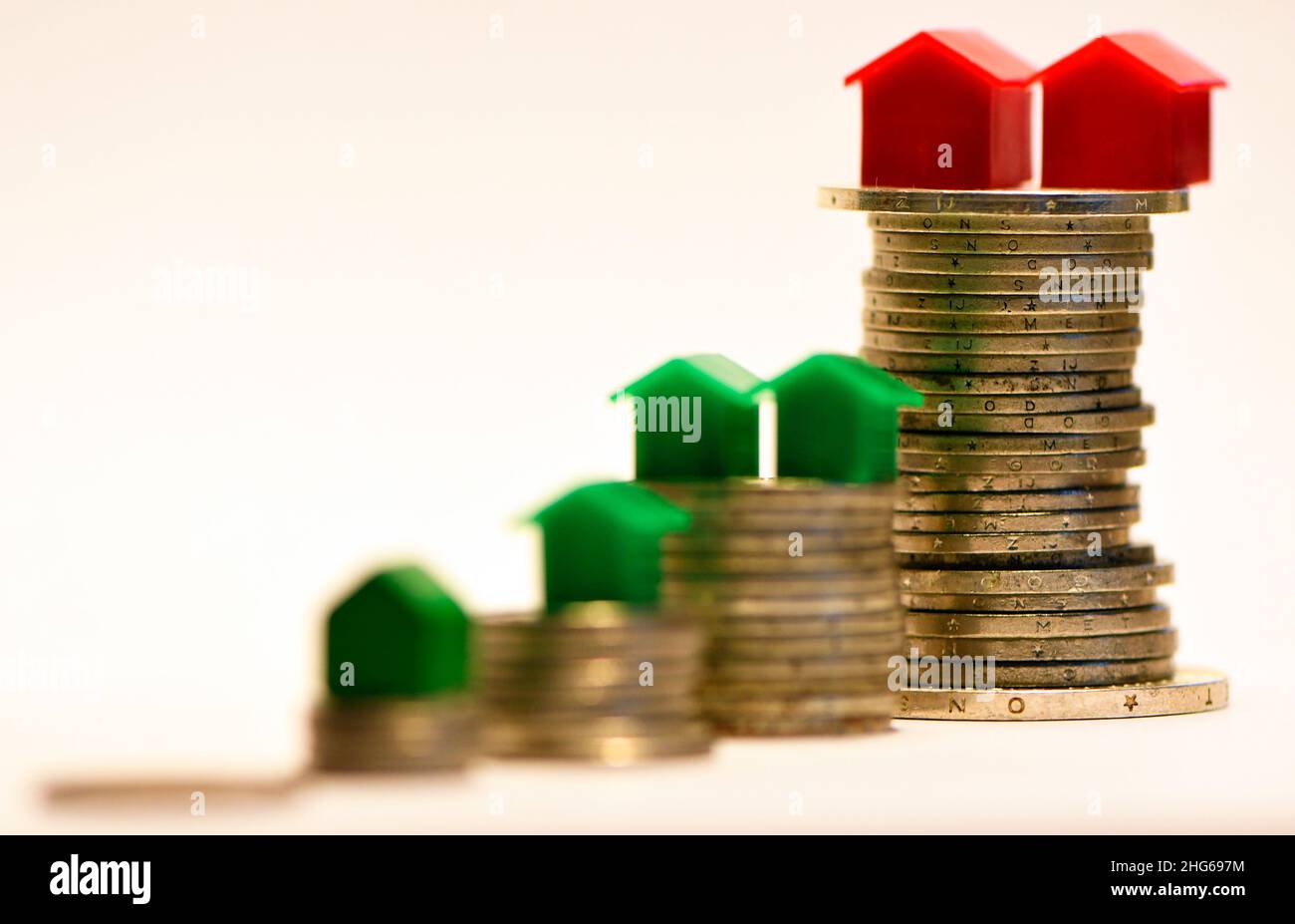 Finanzielle Ungleichheit ausgedrückt in Unterschieden in der Münzhöhe und im Eigenheimbesitz Stockfoto
