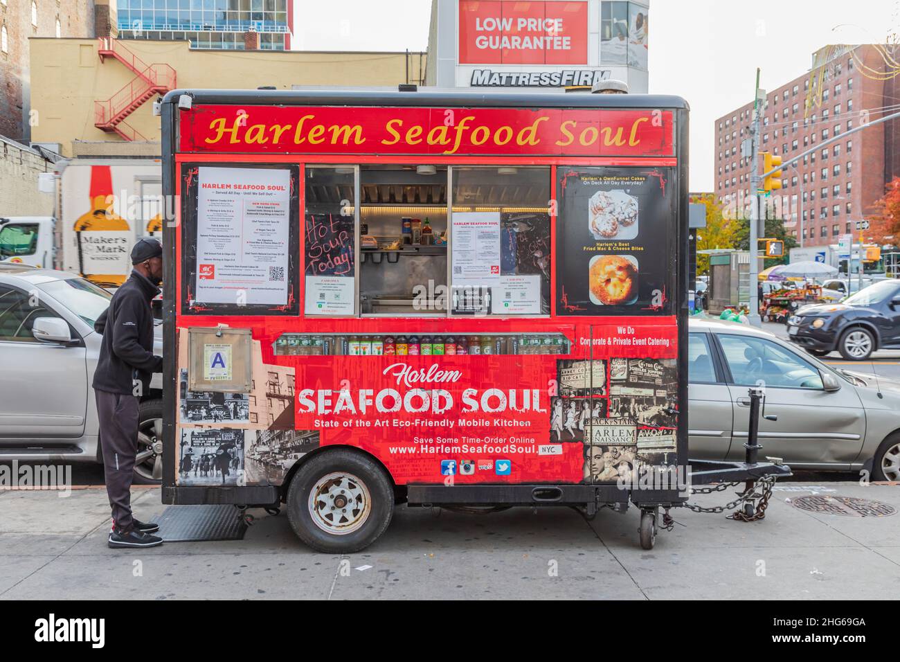 Harlem, Manhattan, New York City, New York, USA. 4. November 2021. Cart Verkauf von Meeresfrüchten Soul Food in Harlem. Stockfoto