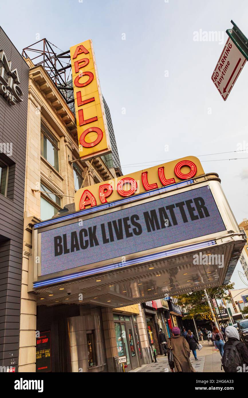 Harlem, Manhattan, New York City, New York, USA. 4. November 2021. Festzelt des Apollo Theaters mit der Aufschrift „Black Lives Matter“. Stockfoto