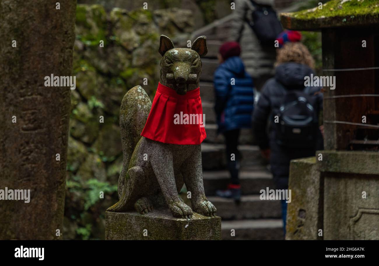 Ein Bild einer Fuchsstatue am Fushimi Inari Taisha Schrein. Stockfoto