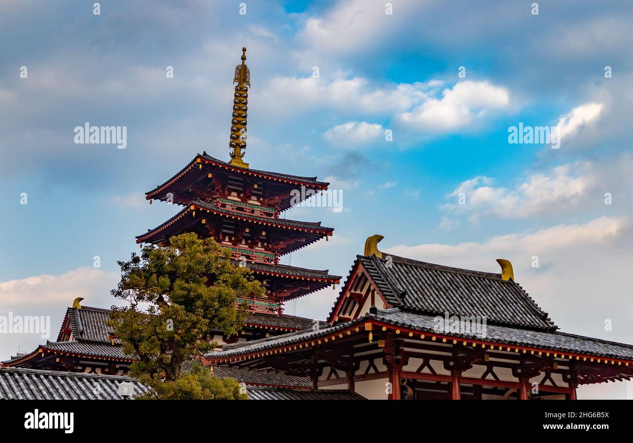 Ein Bild der Dächer und der Pagode des Shitenno-ji Tempels, Osaka. Stockfoto