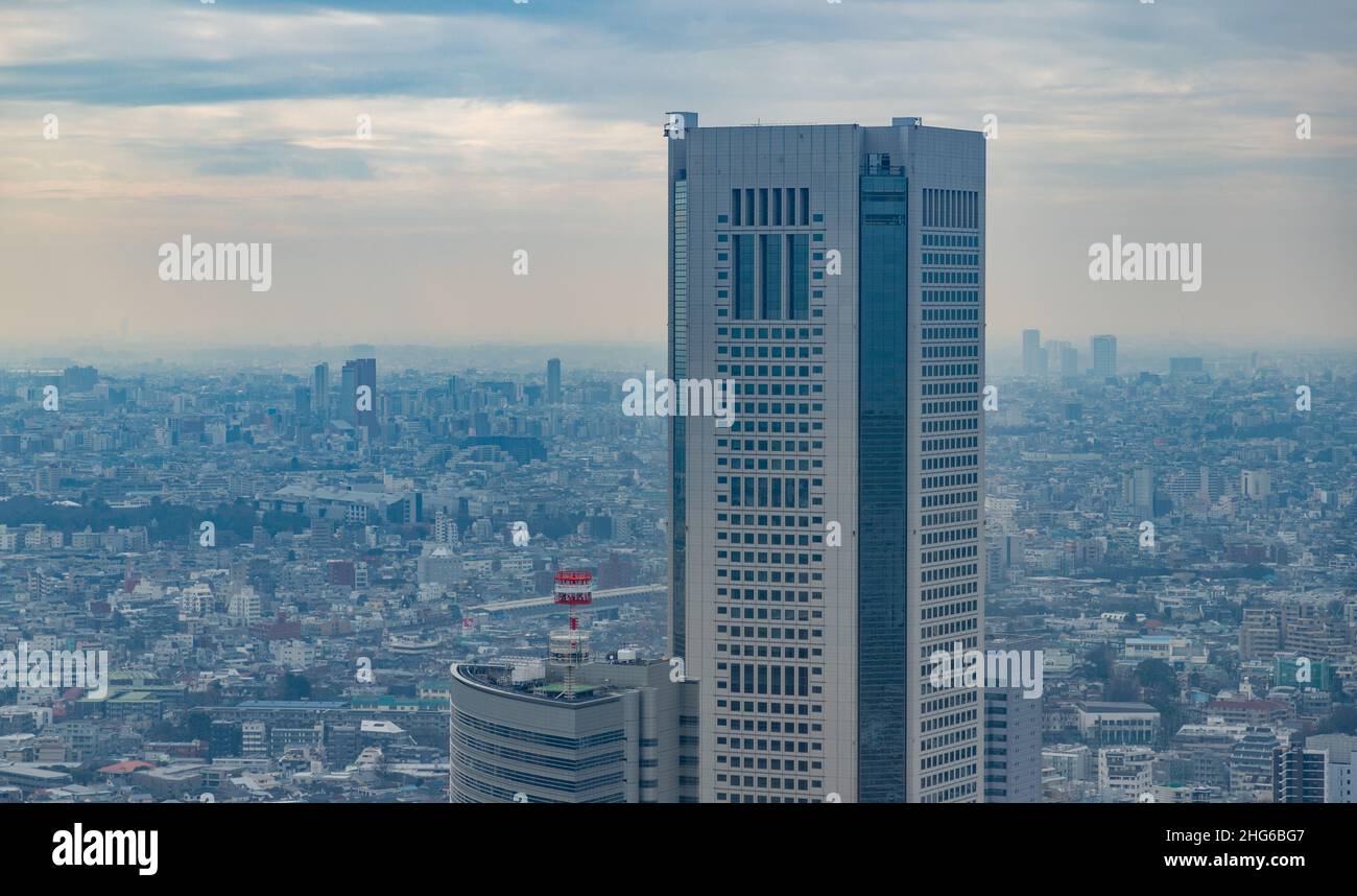 Ein Bild eines hohen Gebäudes mit Blick auf den Rest von Tokio. Stockfoto