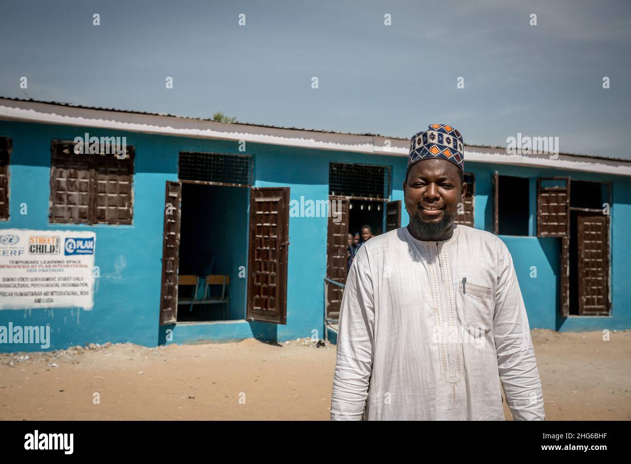 Sani Garba Mohammed, der Schulleiter der El Ansar Islamiya Schule, an der 400 Kinder eingeschrieben sind.Nordost-Nigeria erlebt seit 2009 einen Aufstand, der zu 2,4 Millionen Vertriebenen geführt hat und etwa die Hälfte der Schüler die Ausbildung verlassen musste. Stockfoto