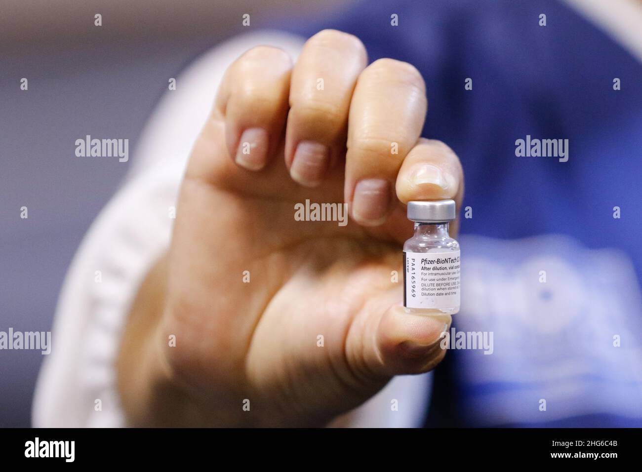 Pfizer Covid-19-Impfampulle-Nahaufnahme, Immunisierung für eine pandemische Infektion mit Corona-Viren, hergestellt mit dem Pharmacielabor BioNTech Stockfoto