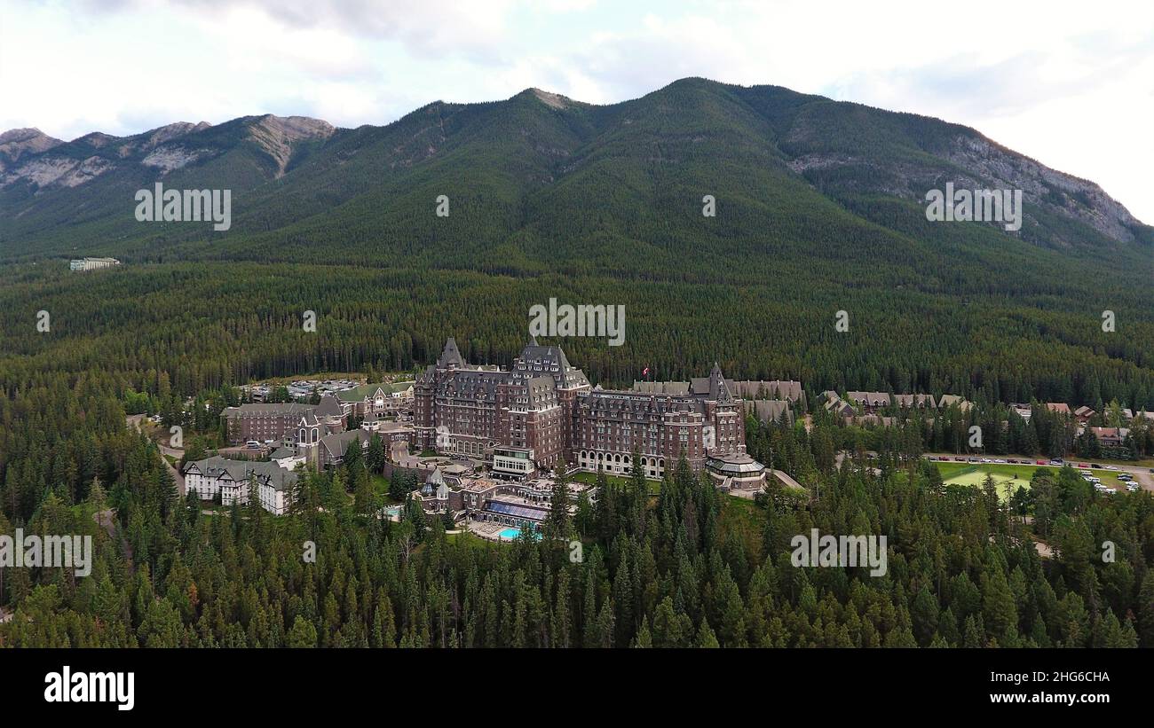 Banff Springs Hotel, umgeben von den kanadischen Rocky Mountains Stockfoto