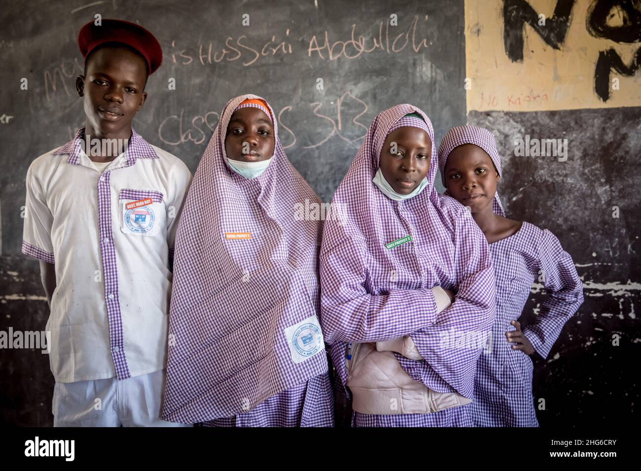 Maiduguri, Bundesstaat Borno, Nigeria. 24th. November 2021. Mikail, Maryam, Amina und Hyeladzira, Schüler der 777 Junior Secondary School, werden im Klassenzimmer gesehen.Nordost-Nigeria erlebt seit 2009 einen Aufstand, der zu 2,4 Millionen Vertriebenen geführt hat und etwa die Hälfte der Schüler die Bildung verlassen musste. (Bild: © Sally Hayden/SOPA Images via ZUMA Press Wire) Stockfoto