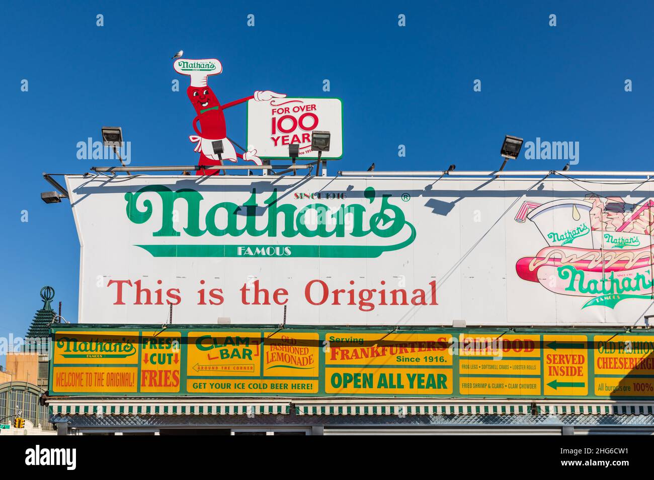 Coney Island, Brooklyn, New York City, New York, USA. 6. November 2021. Nathan's Famous Hot Dogs auf Coney Island. Stockfoto