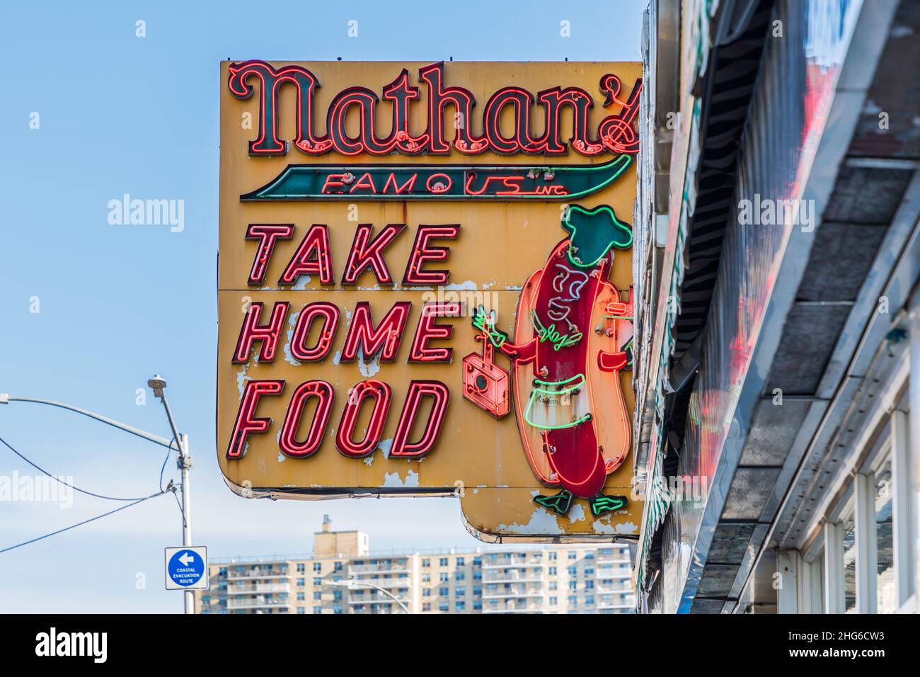 Coney Island, Brooklyn, New York City, New York, USA. 6. November 2021. Schild für Nathan's Famous Hot Dogs auf Coney Island. Stockfoto