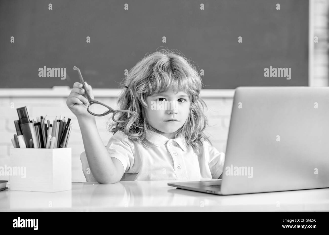 Zurück in die Schule. Tag des Wissens. Konzept der Online-Bildung. Nerd Kind in Brille Stockfoto