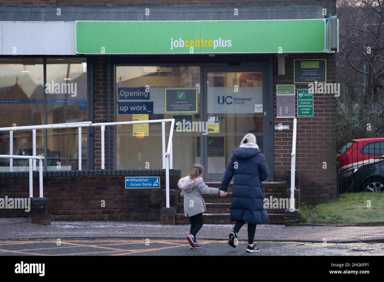 Manchester, Großbritannien. 18th Januar 2022. Am 18. Januar 2022 laufen Menschen an einem Jobcenter in Manchester, Großbritannien, vorbei. Die offenen Stellen im Vereinigten Königreich (UK) stiegen zwischen Oktober und Dezember 2021 auf einen neuen Rekord von 1.247.000 Stellen, ein Anstieg von 462.000 Stellen gegenüber dem Stand von Januar bis März 2020, teilte das nationale Statistikamt des Landes am Dienstag mit. Quelle: Jon Super/Xinhua/Alamy Live News Stockfoto