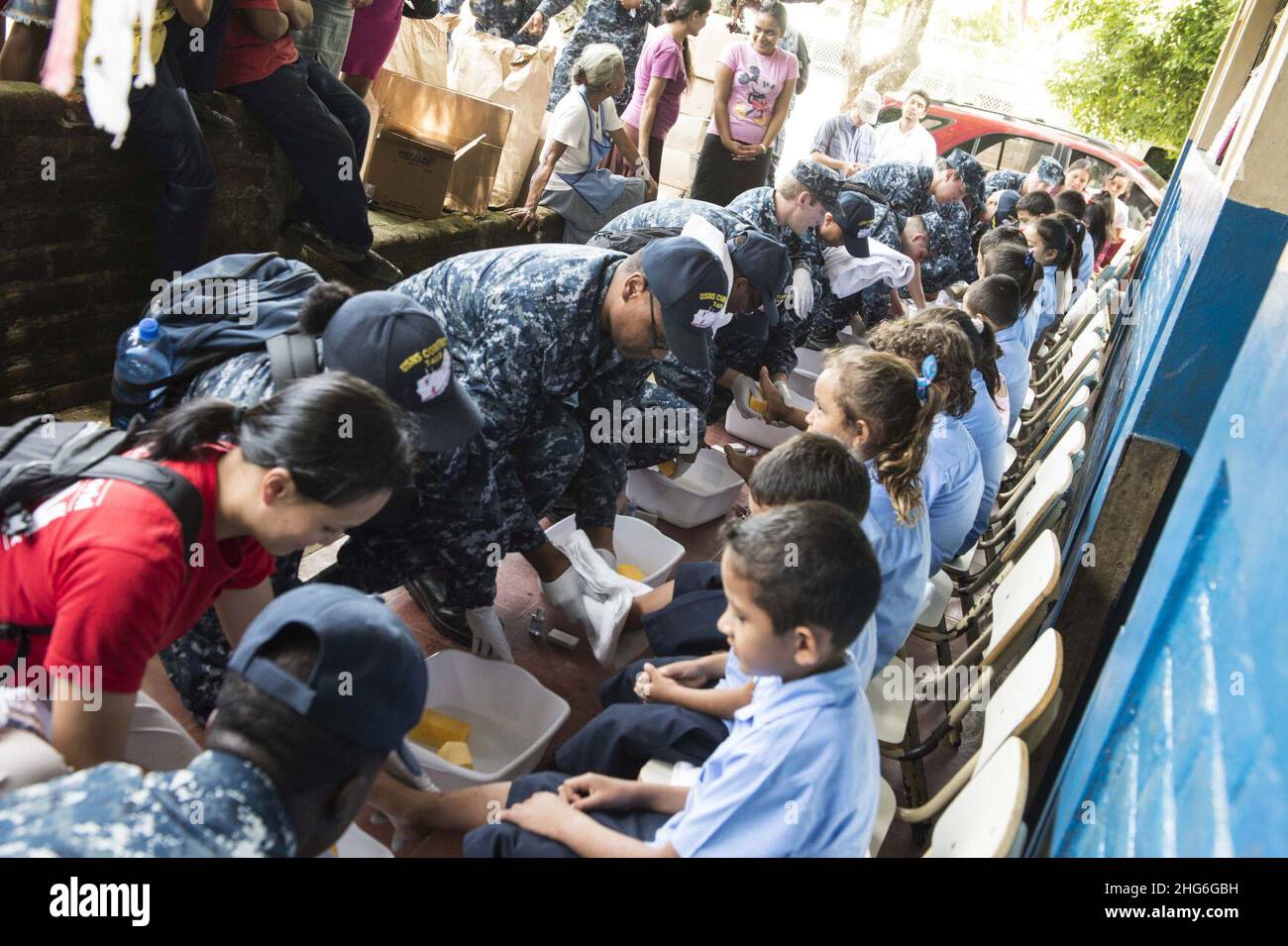 Service-Mitglieder und Freiwillige von Nichtregierungsorganisationen waschen den Kindern während des fortgesetzten Promise 2015 die Füße. (19178643045). Stockfoto