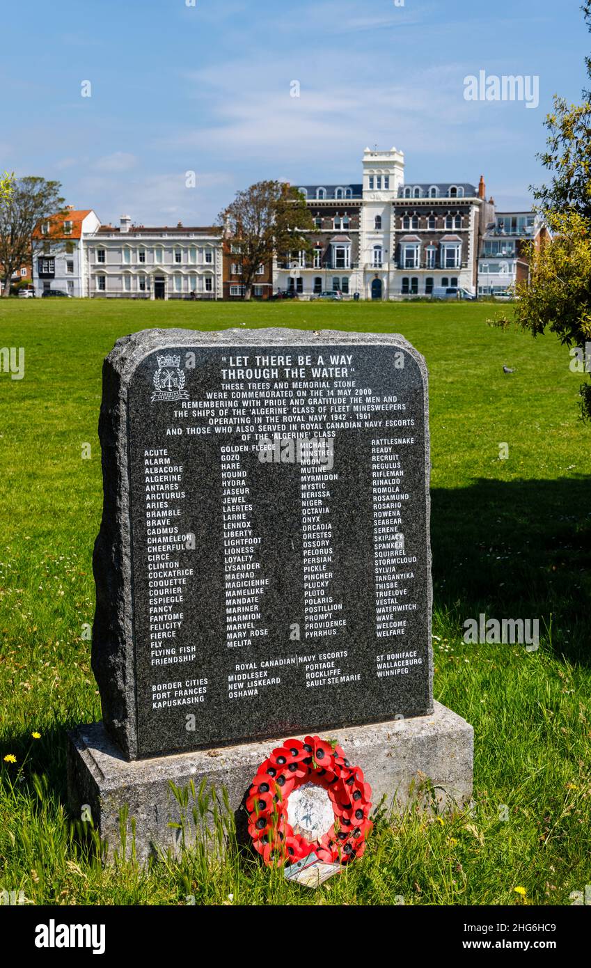 Gedenkstätte mit Namen von Eskorten der Royal Navy und der Canadian Navy der algerischen Klasse der Minenfahrer in Portsmouth, Hampshire, Südküste Englands Stockfoto