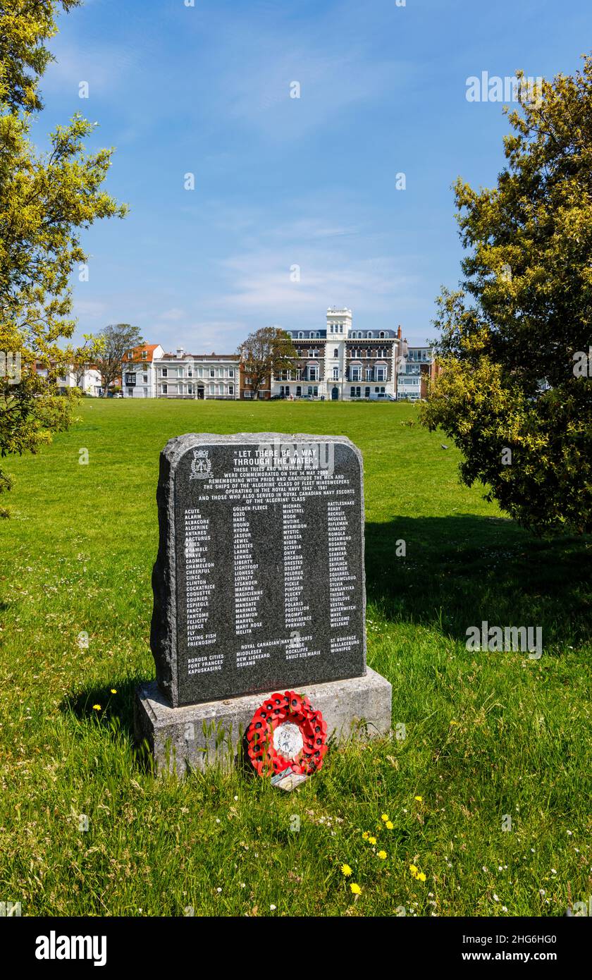 Gedenkstätte mit Namen von Eskorten der Royal Navy und der Canadian Navy der algerischen Klasse der Minenfahrer in Portsmouth, Hampshire, Südküste Englands Stockfoto